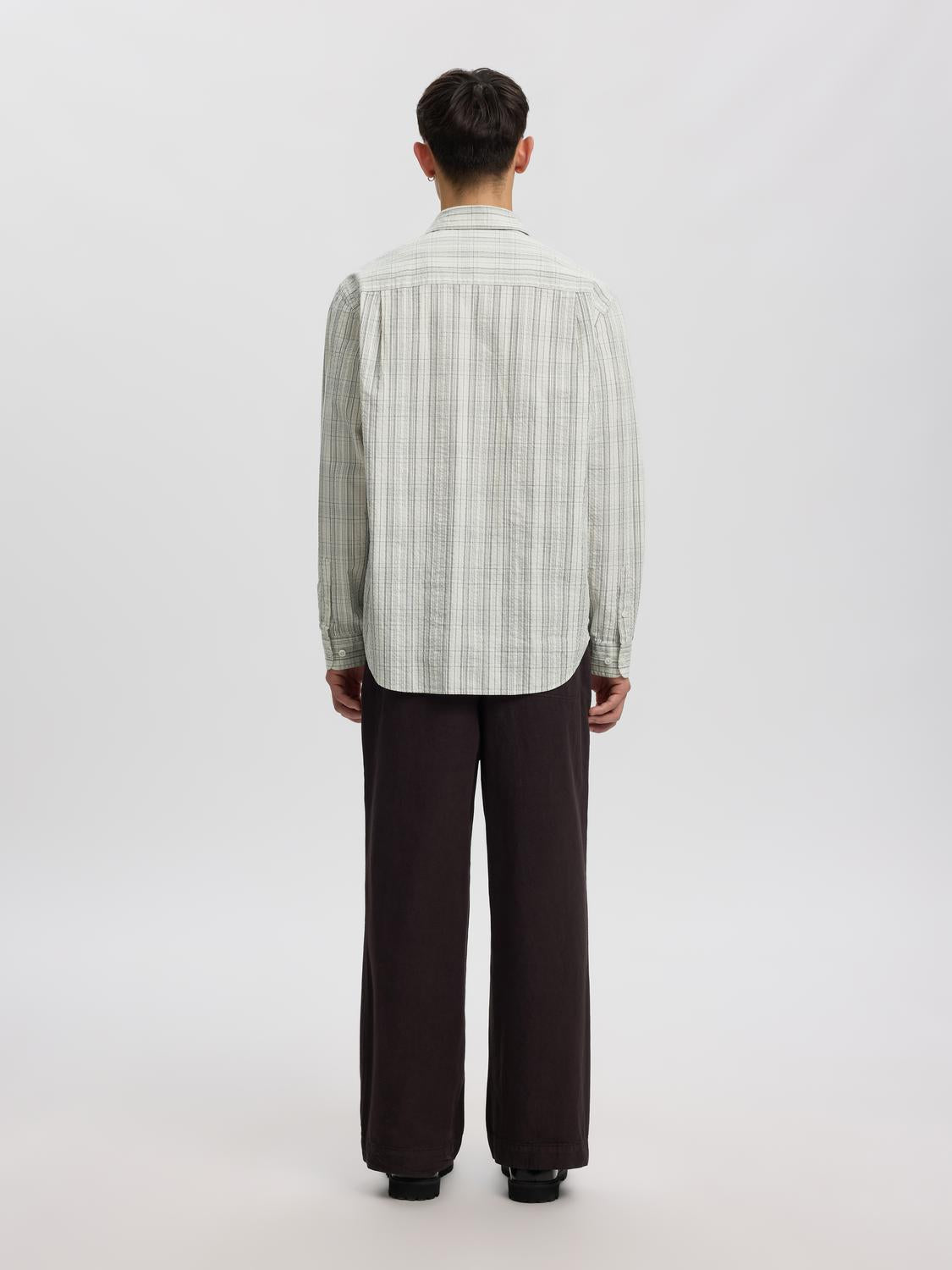 model_shot-back